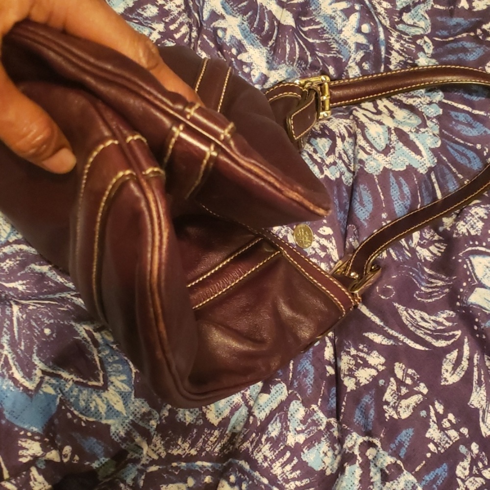 Beautiful soft brown leather. Beautiful gold that has no scratches. - Picture 3 of 8